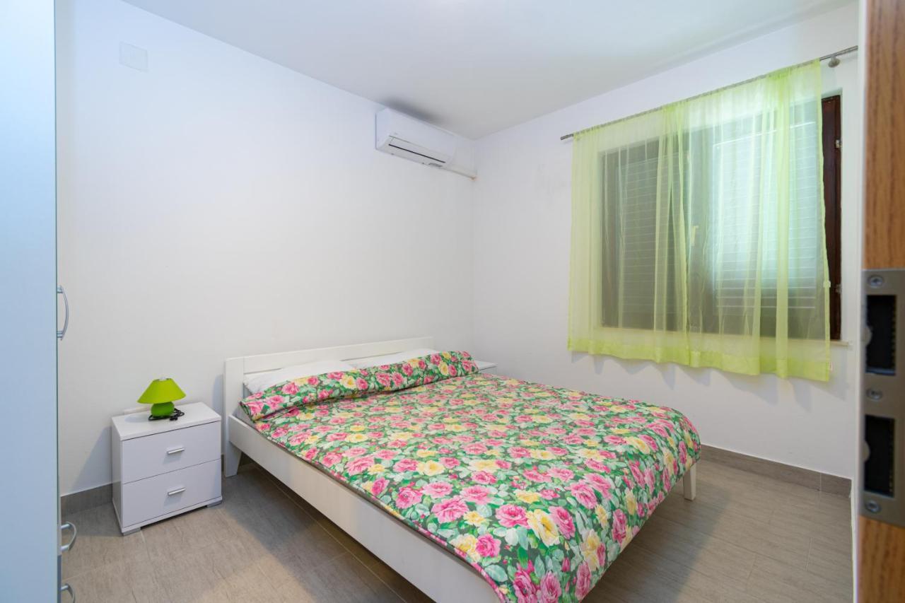 Apartments By The Sea Mandre, Pag - 3084 Kolan Luaran gambar