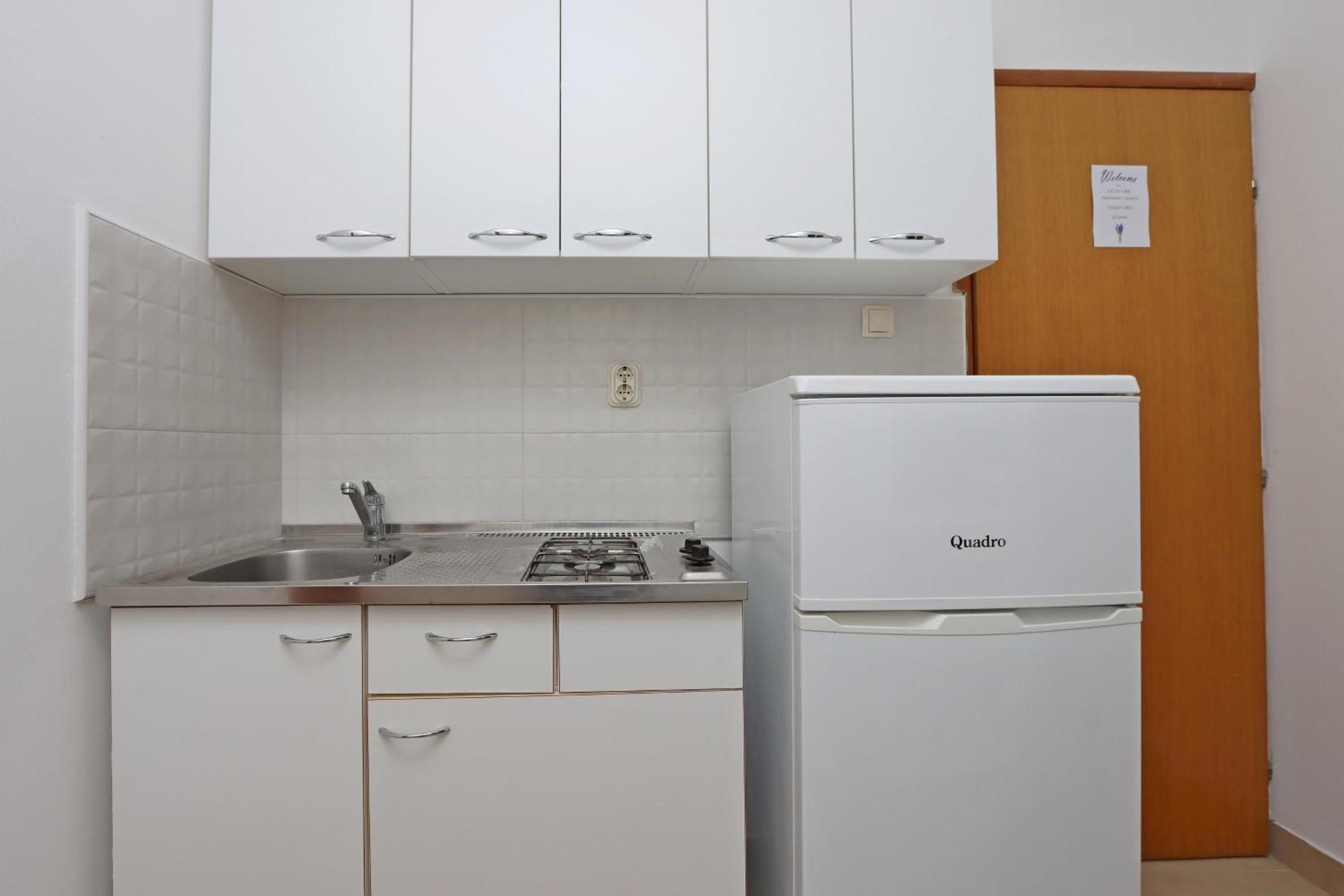 Apartments By The Sea Mandre, Pag - 3084 Kolan Bilik gambar