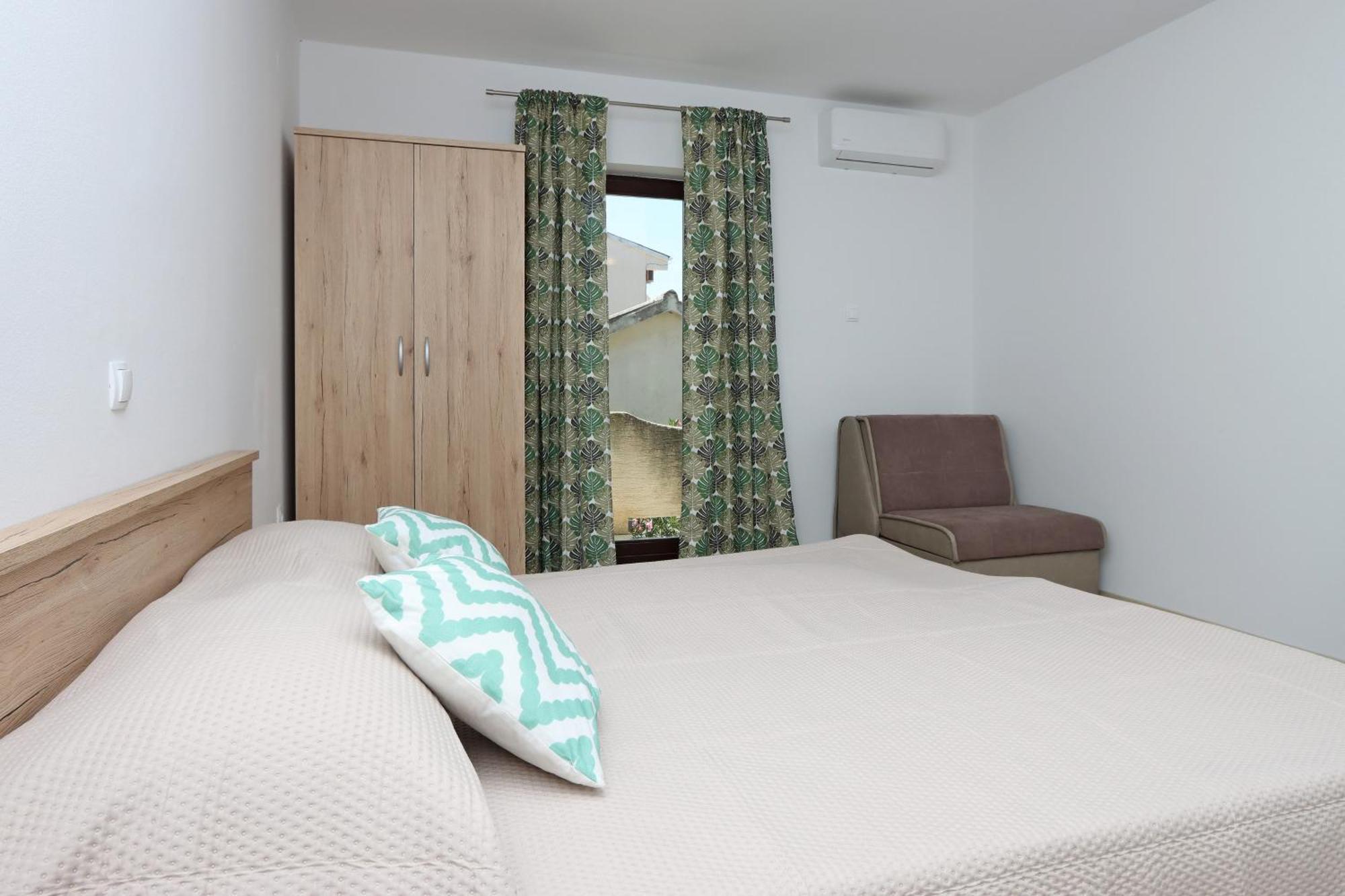 Apartments By The Sea Mandre, Pag - 3084 Kolan Bilik gambar