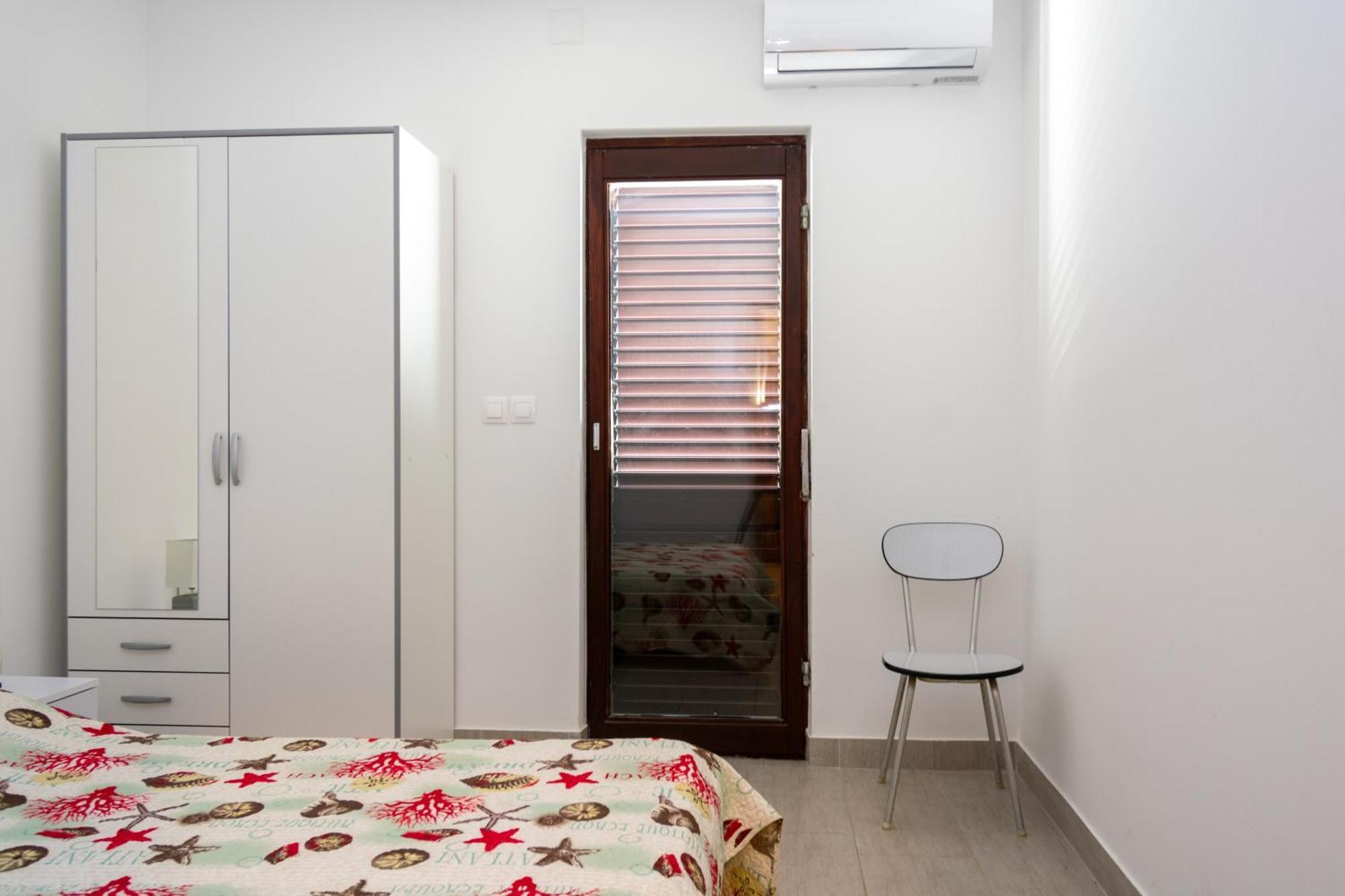 Apartments By The Sea Mandre, Pag - 3084 Kolan Bilik gambar