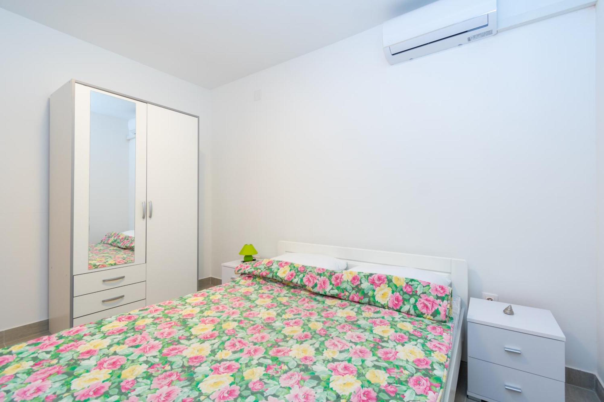 Apartments By The Sea Mandre, Pag - 3084 Kolan Bilik gambar