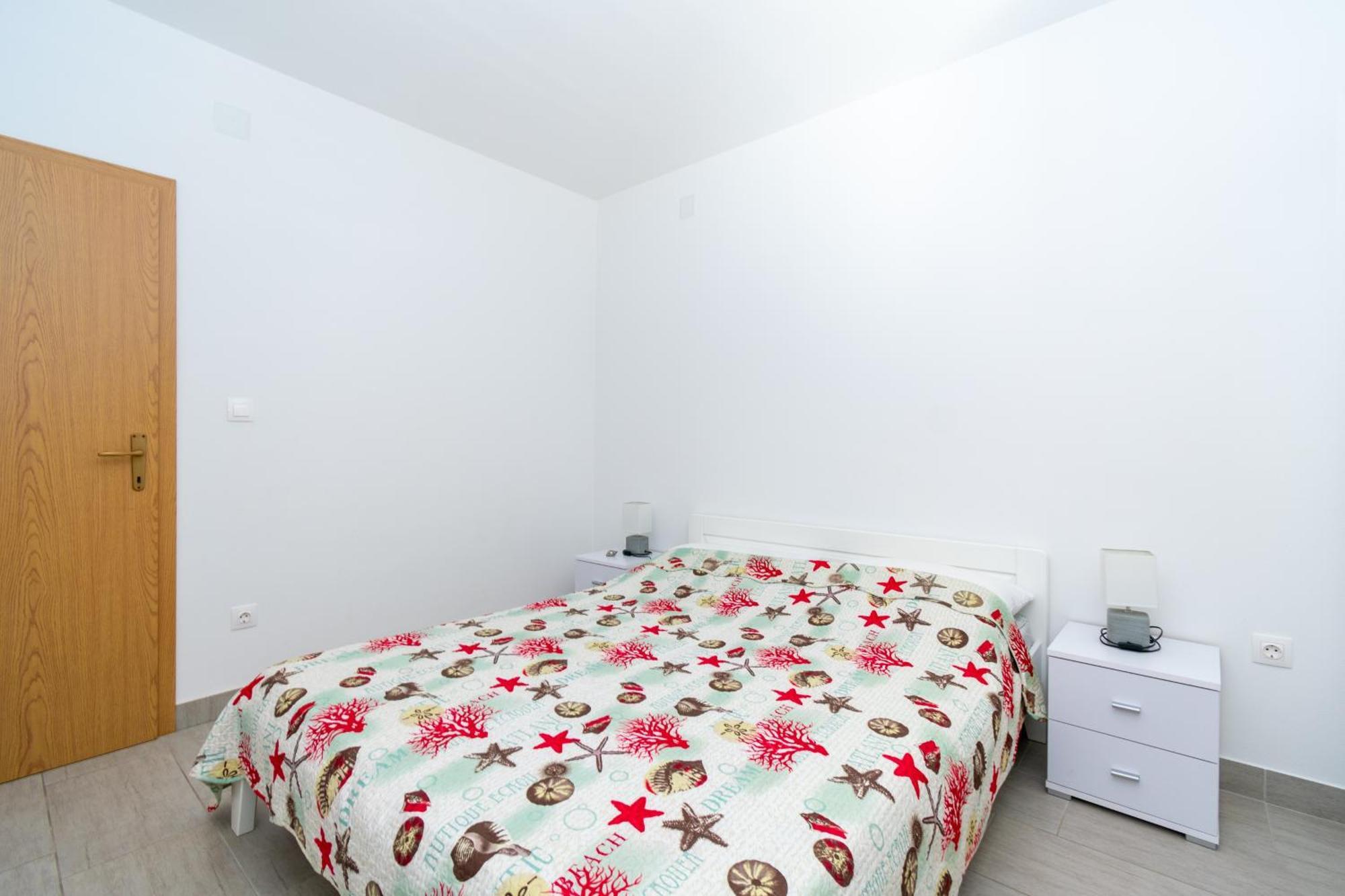 Apartments By The Sea Mandre, Pag - 3084 Kolan Bilik gambar