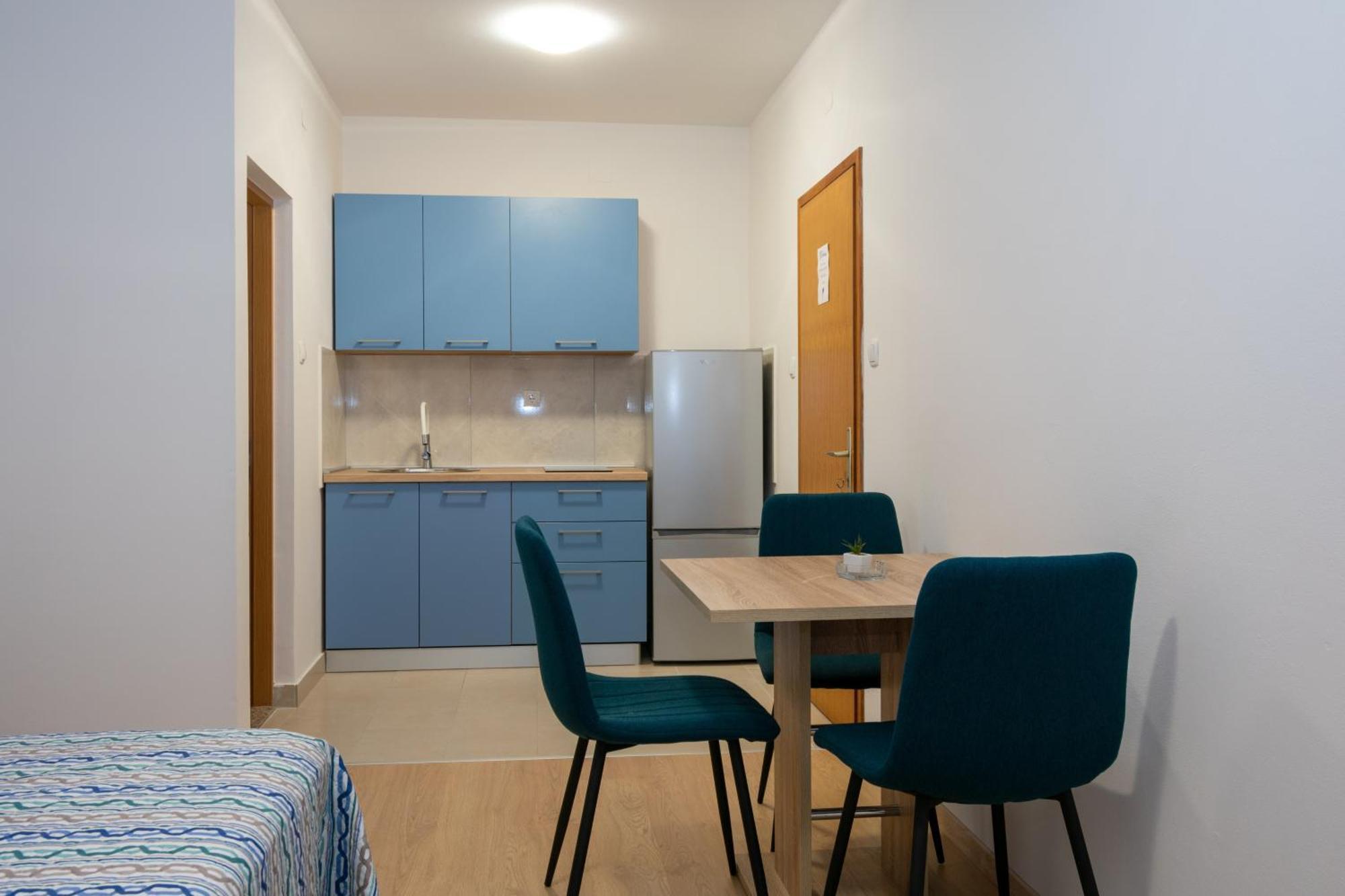 Apartments By The Sea Mandre, Pag - 3084 Kolan Bilik gambar