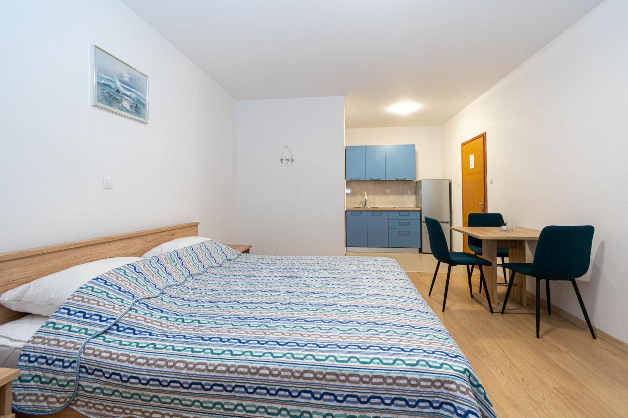 Apartments By The Sea Mandre, Pag - 3084 Kolan Bilik gambar
